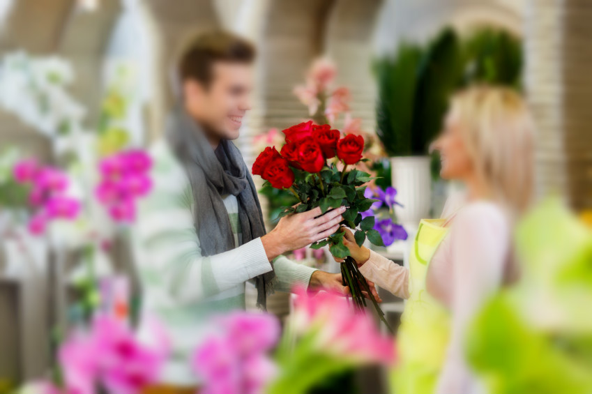 Man buying red roses